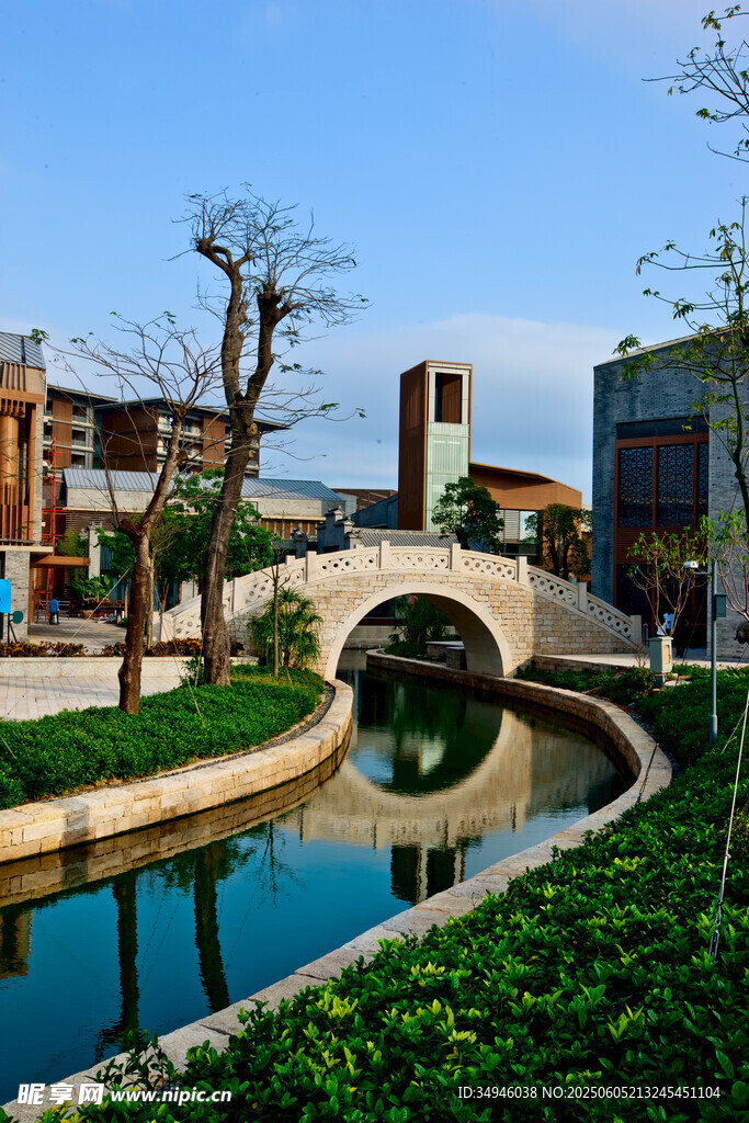 中式拱桥下的城市水景