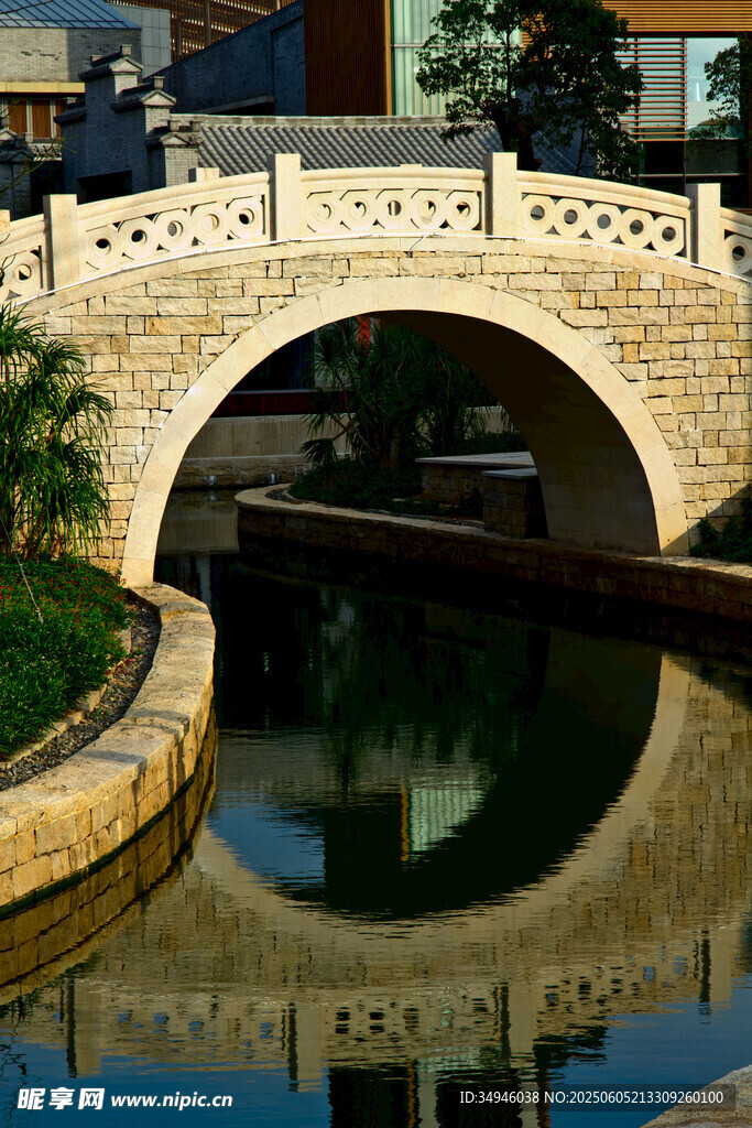 石拱桥映于宁静水面