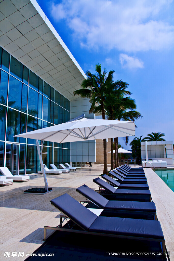 现代泳池边的休闲躺椅区