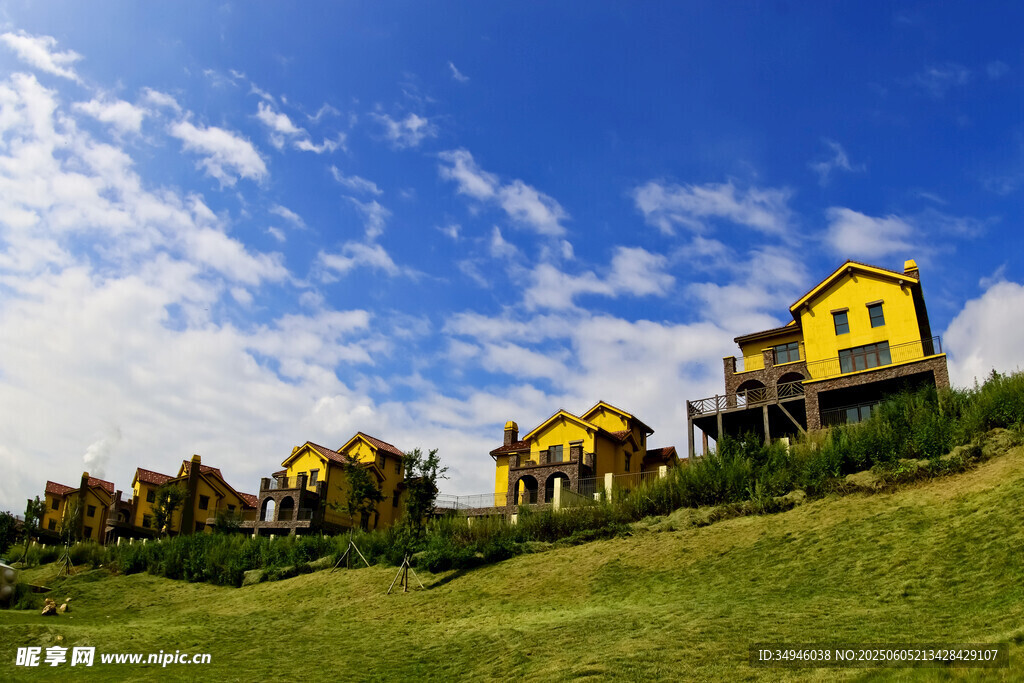 山坡上的黄色别墅群