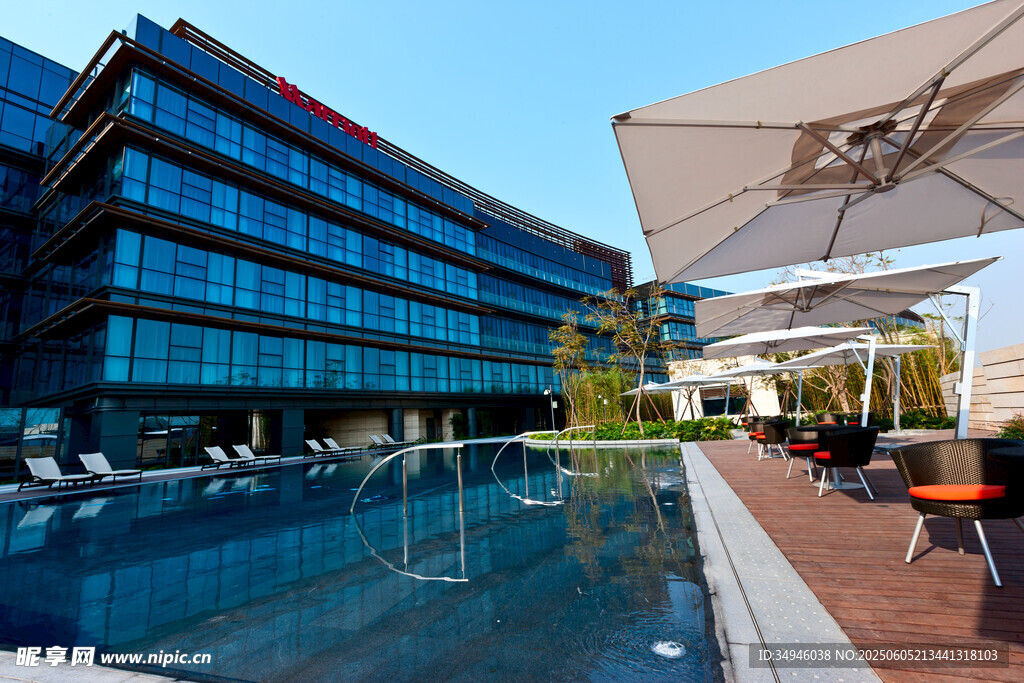 现代建筑旁的户外泳池