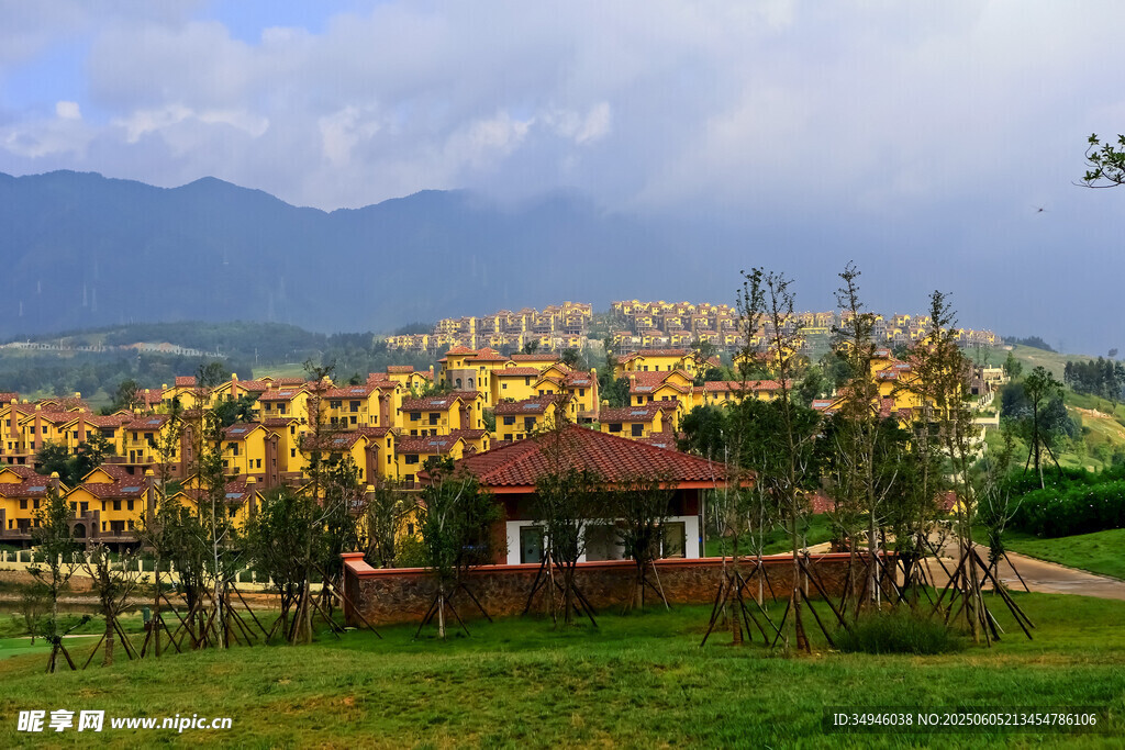 田园小屋旁的绚烂秋日风光