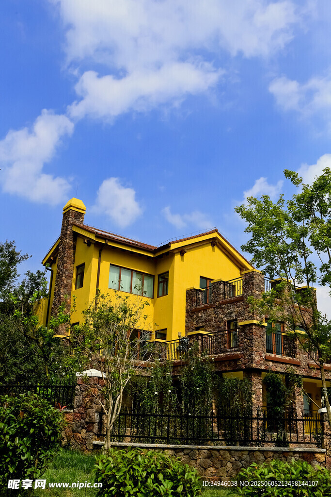 山间黄宅 自然环绕美景