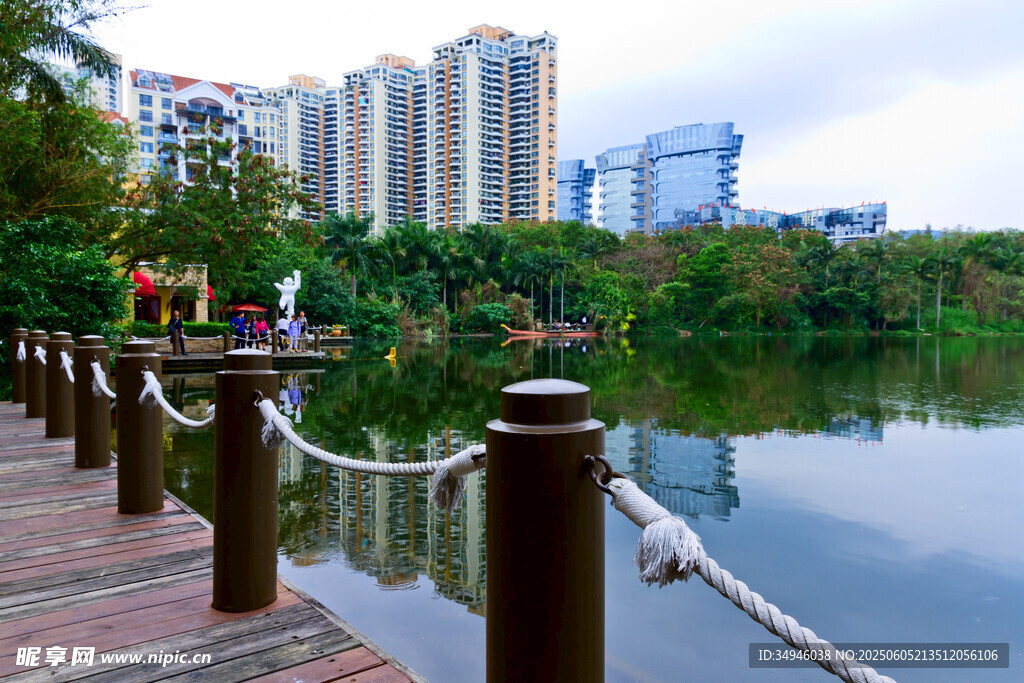 湖畔木栈道与城市风光