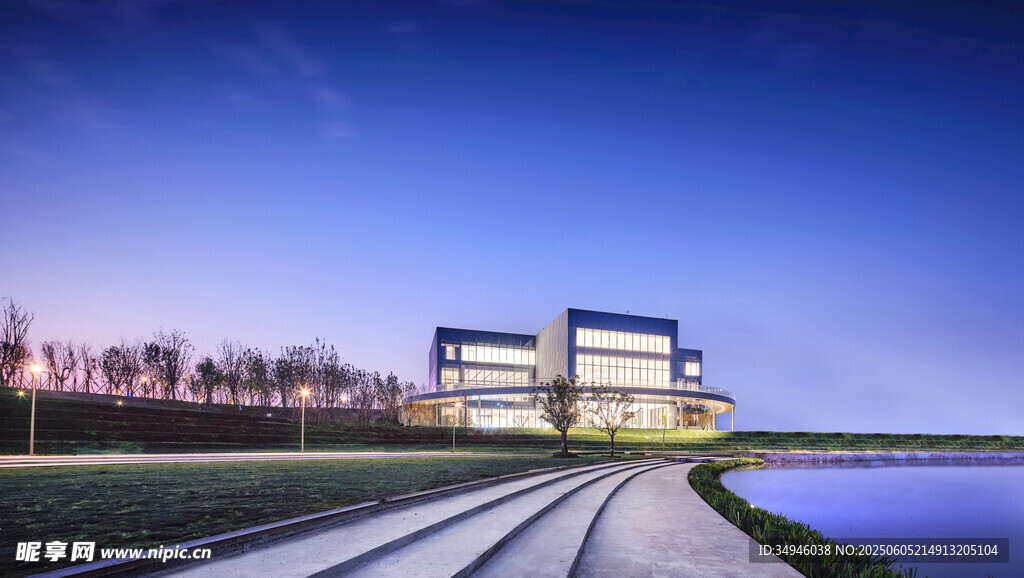 现代建筑旁的道路与水景