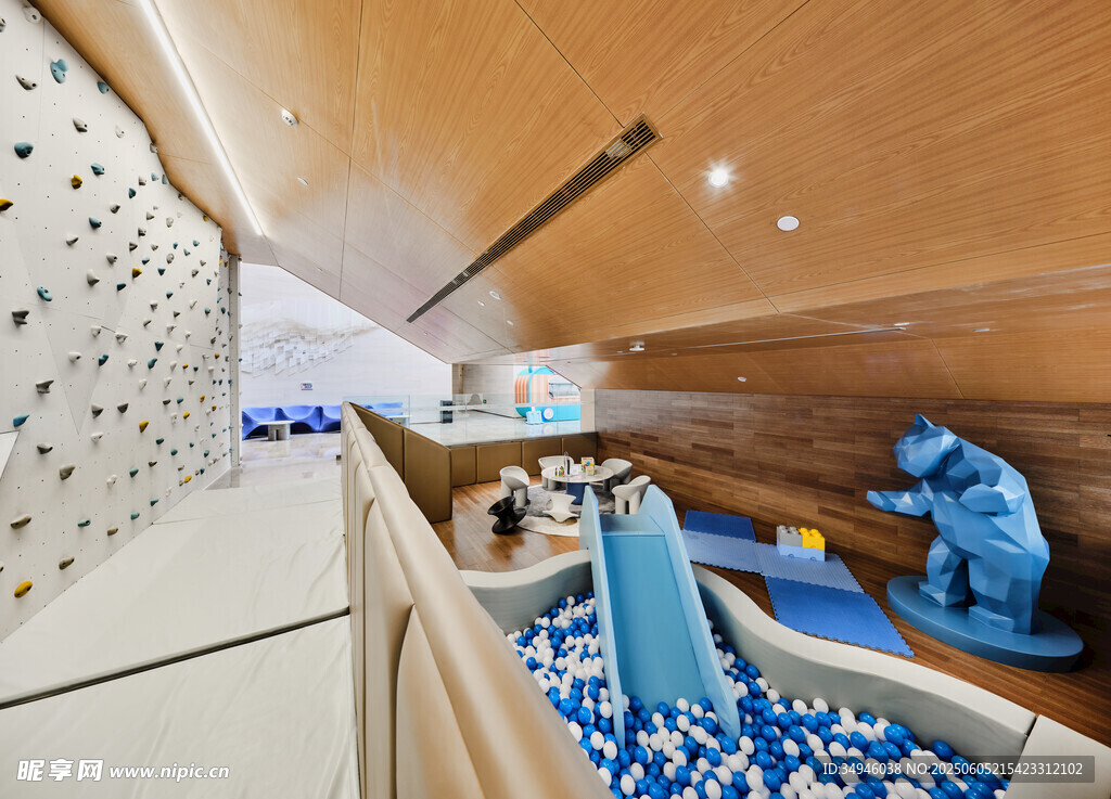 室内儿童游乐区欢乐场景