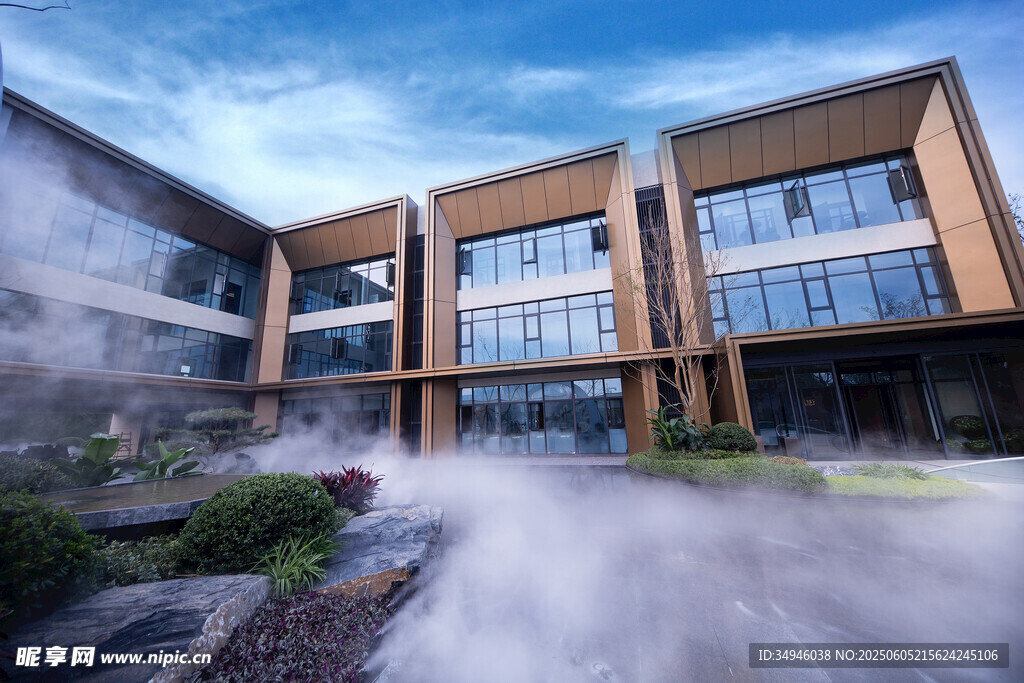 现代建筑前的雾化景观