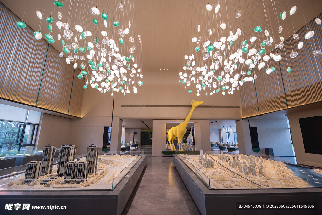 现代展厅内的精致展示场景