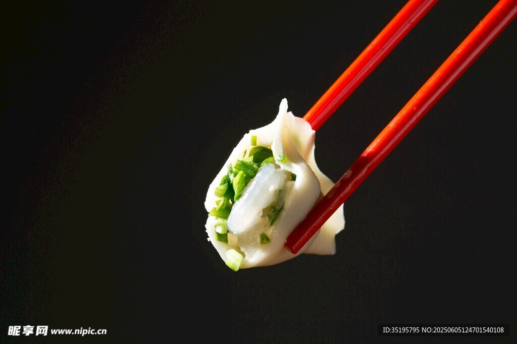 筷子夹起的美味饺子