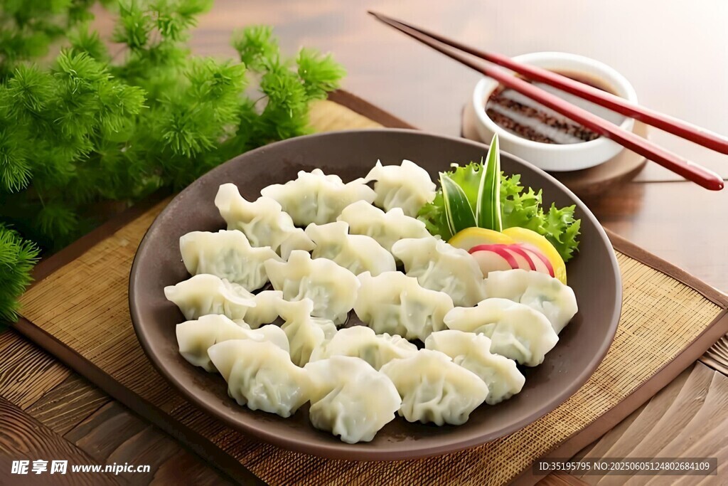 美味饺子摆放在木盘上