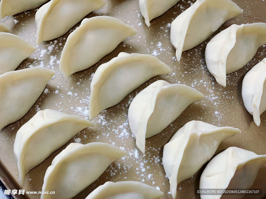 整齐摆放的手工饺子