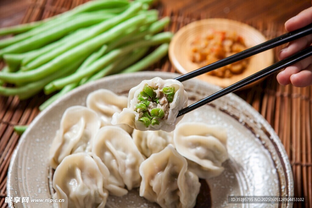 筷子夹起美味饺子