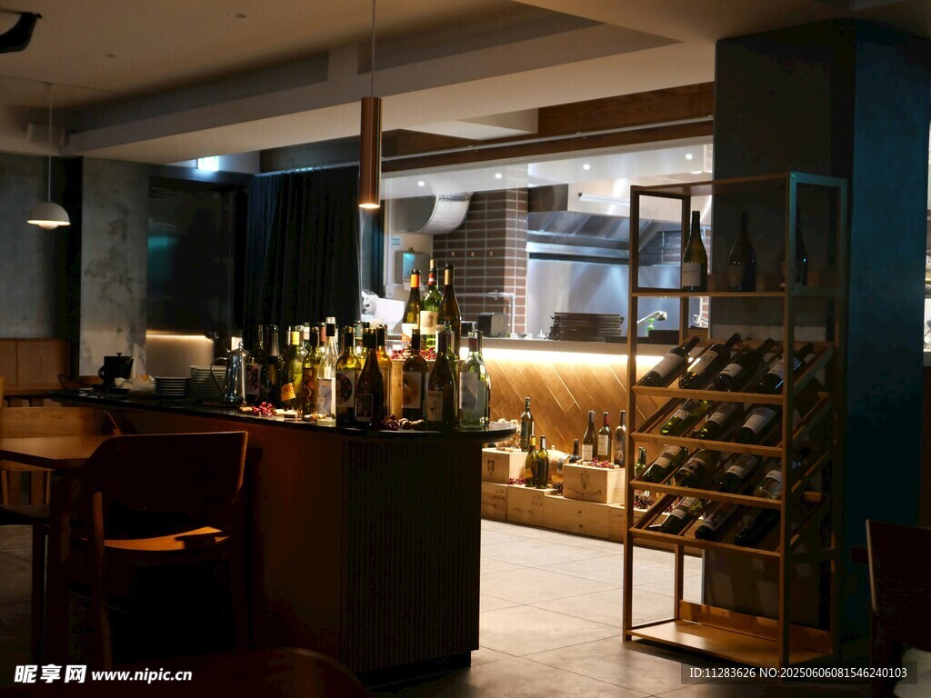 现代风格酒吧室内场景