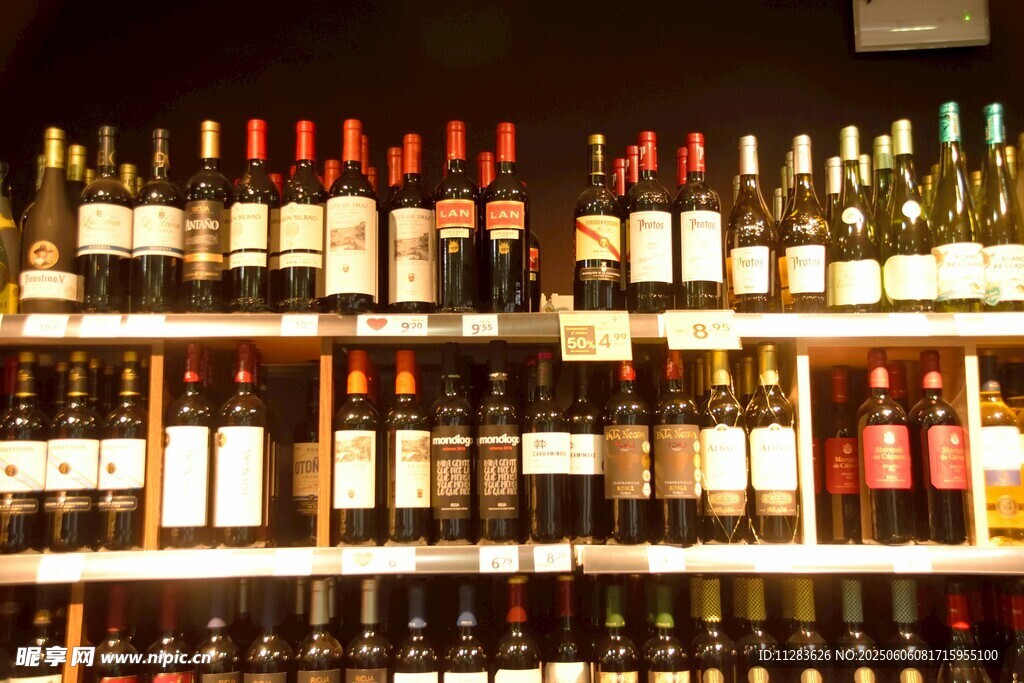 酒架上琳琅满目的葡萄酒