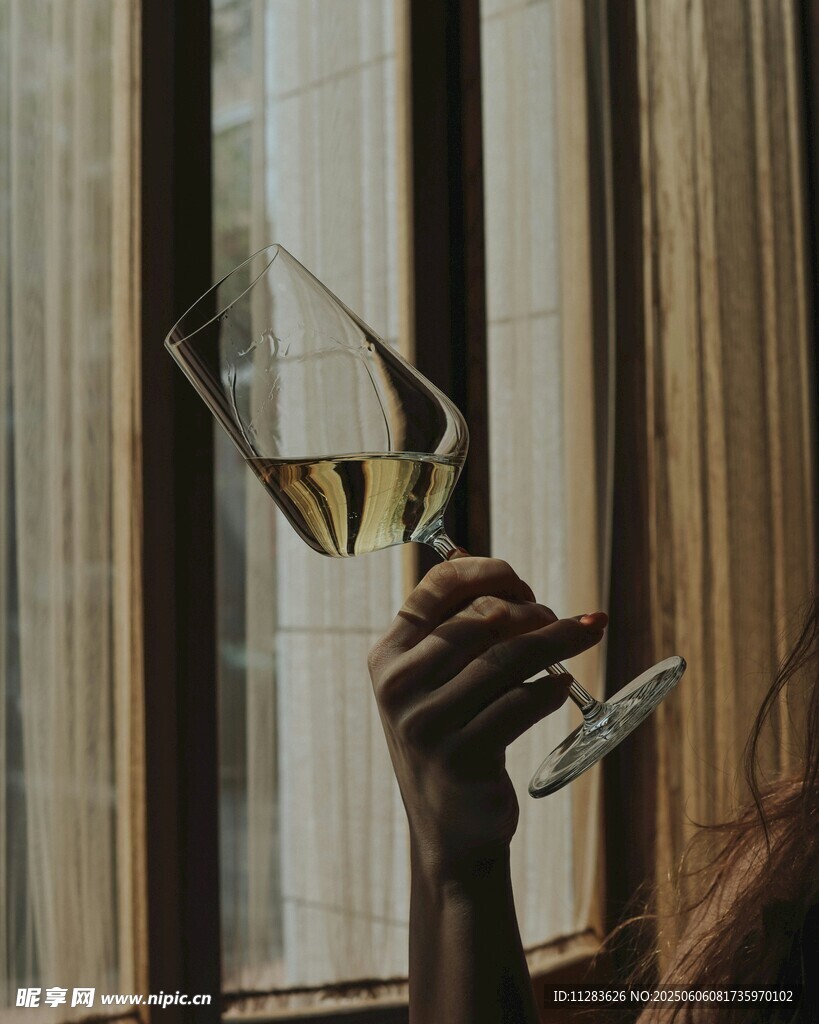 窗边手持酒杯的惬意瞬间