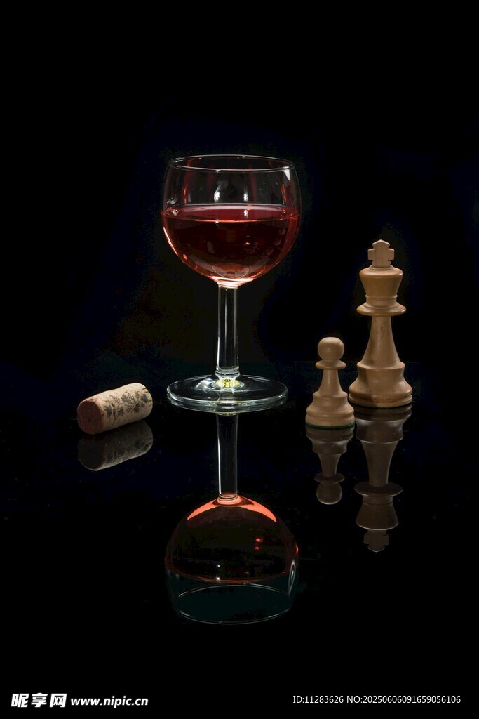 红酒与棋子的静谧组合