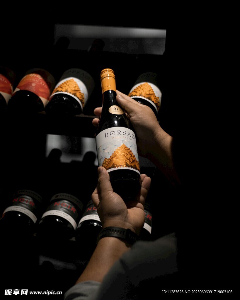 从酒架取葡萄酒