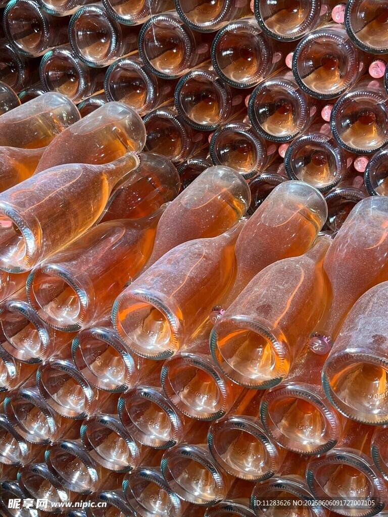 排列整齐的琥珀色玻璃瓶