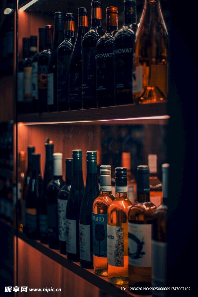 酒架上琳琅满目的各式美酒