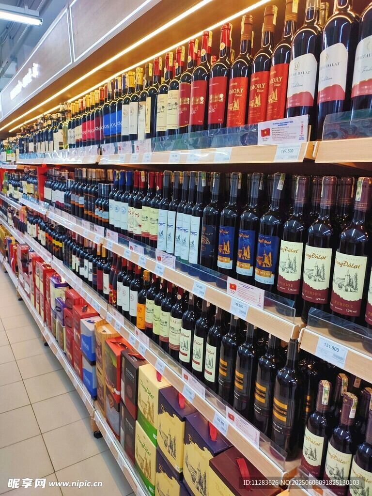 超市内琳琅满目的酒类货架