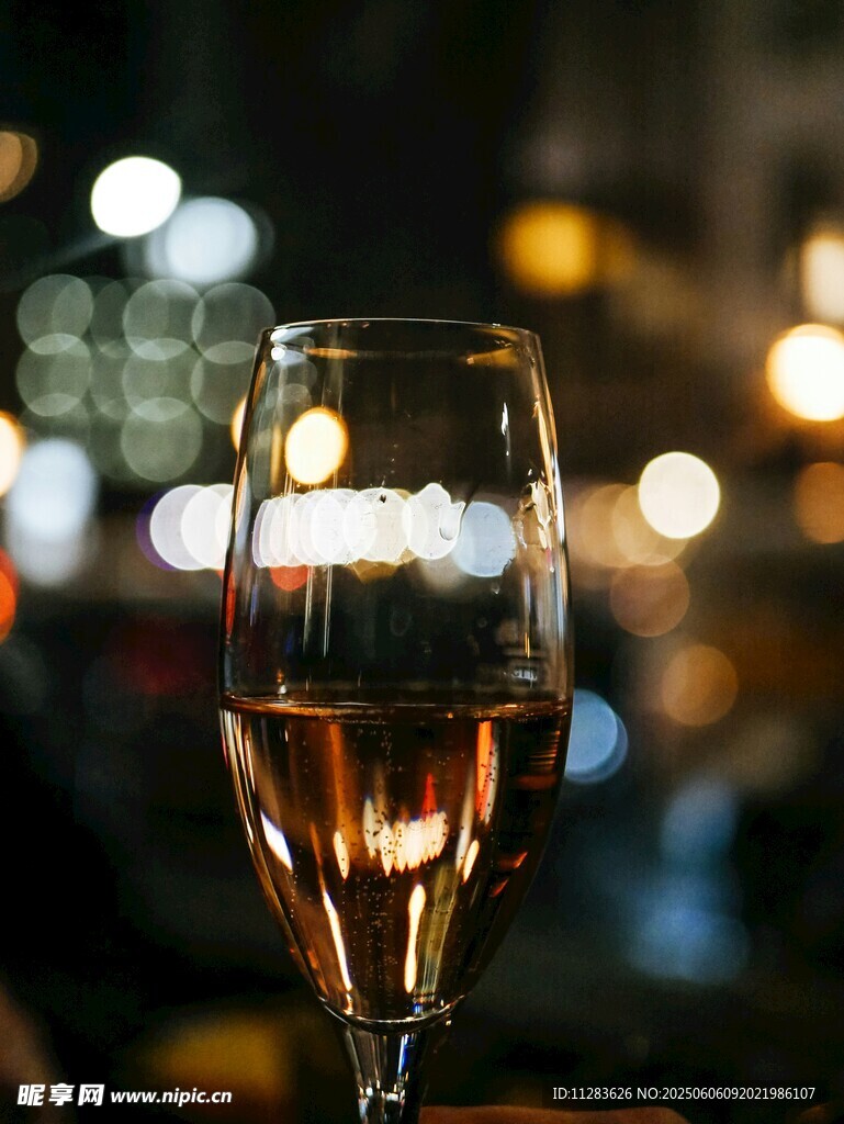 高脚杯中的浅粉葡萄酒