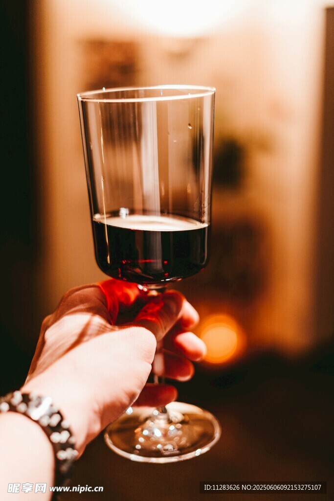 手持红酒杯特写