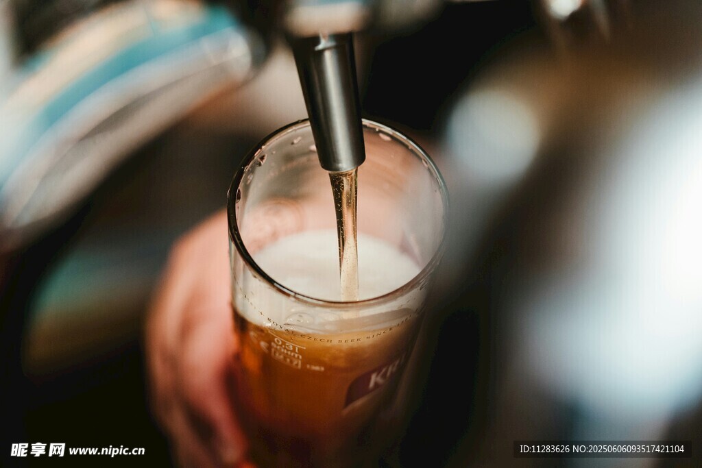 鲜啤正在注入玻璃杯
