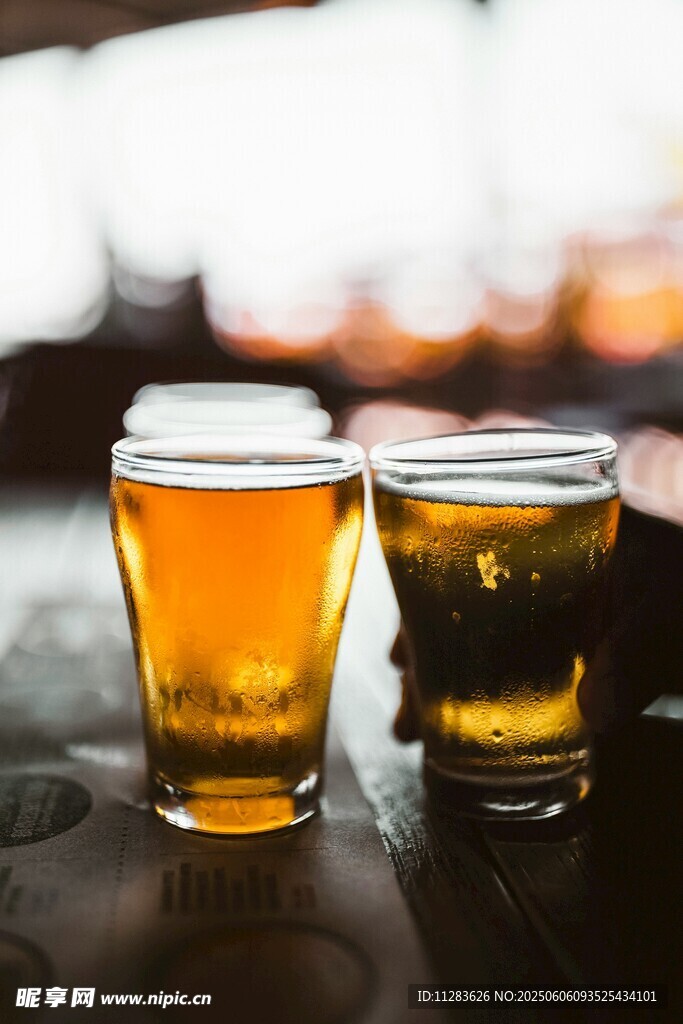 两杯精酿啤酒置于桌前