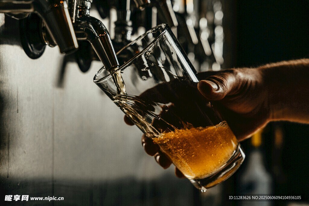 手持啤酒杯接新鲜啤酒