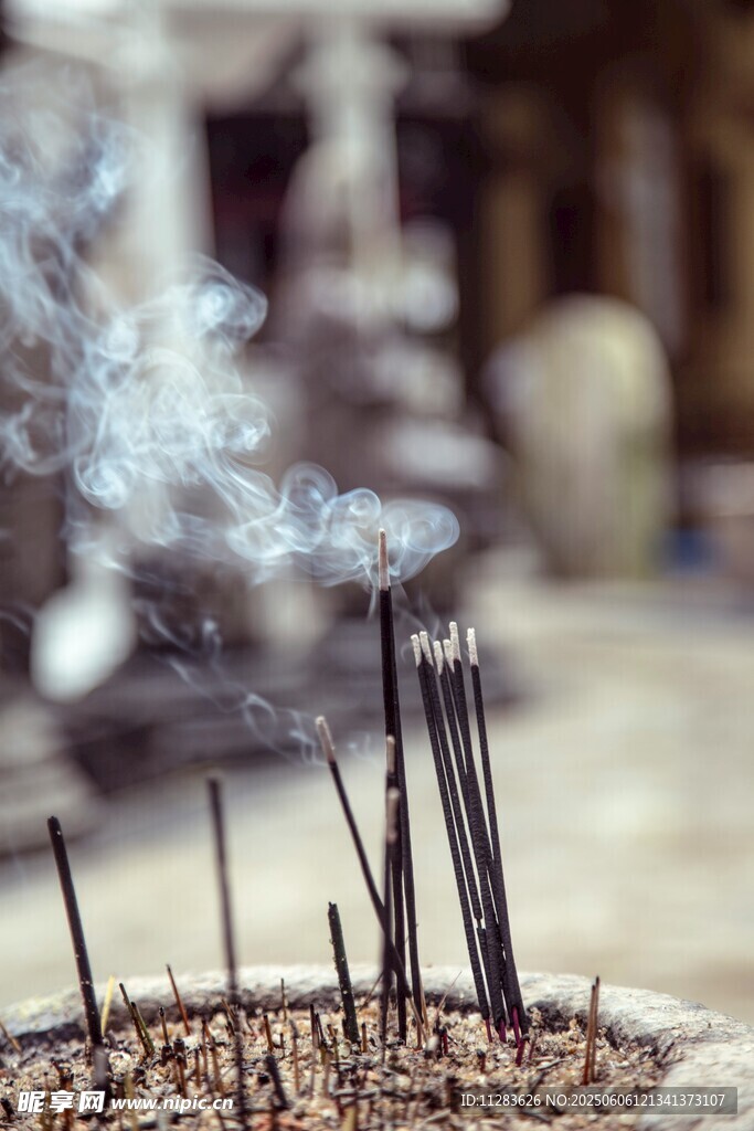 香炉中燃烧的袅袅香