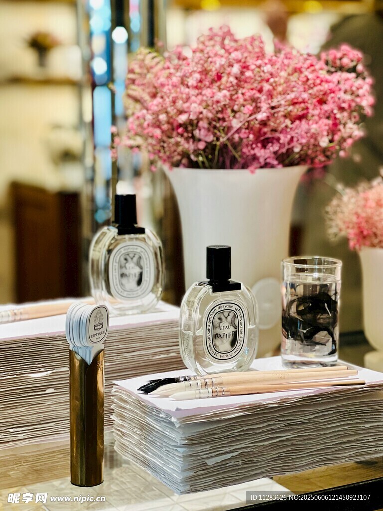 精致桌面花卉与摆件组合