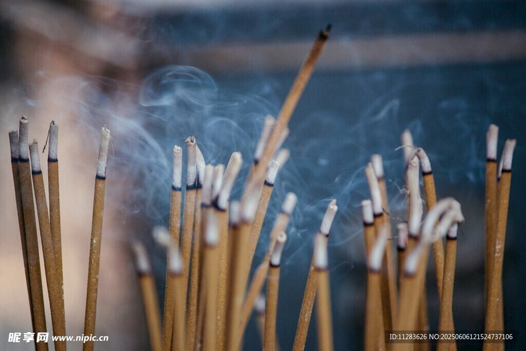 寺庙中燃烧的香
