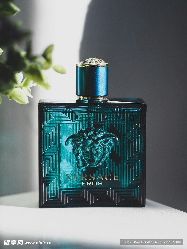奢华绿瓶香水尽显格调
