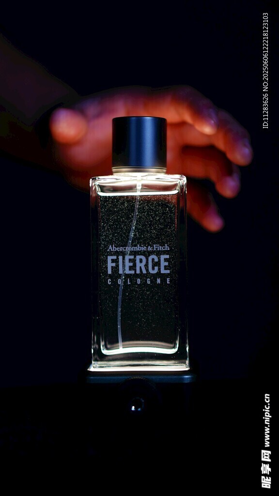手持展示FIERCE香水