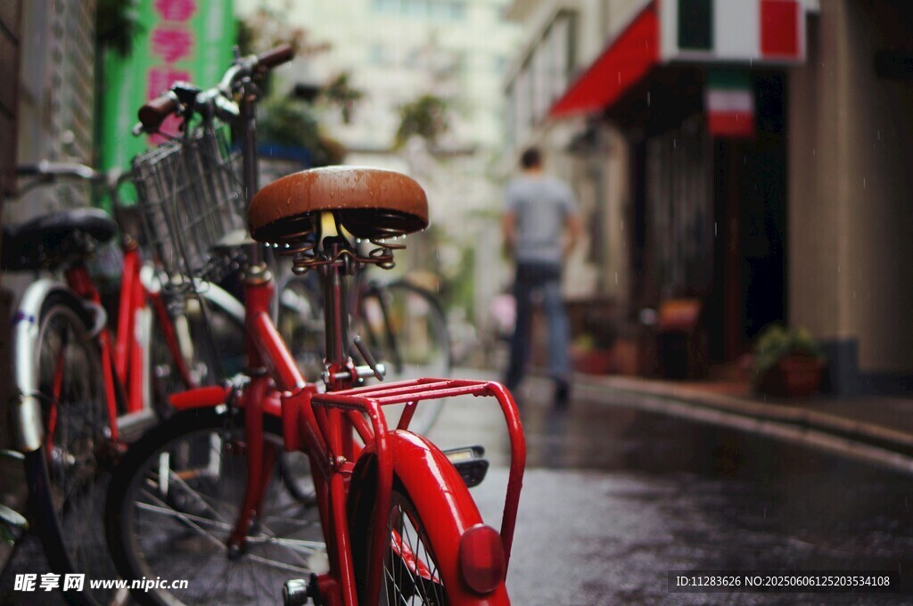 雨中街头的红色复古自行车
