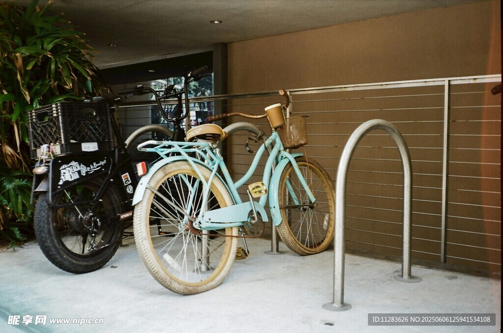 自行车展示于室内空间