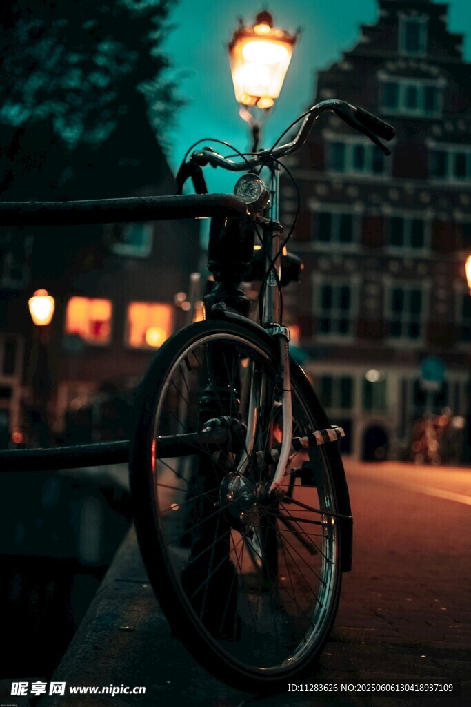 夜晚街边停放的复古自行车