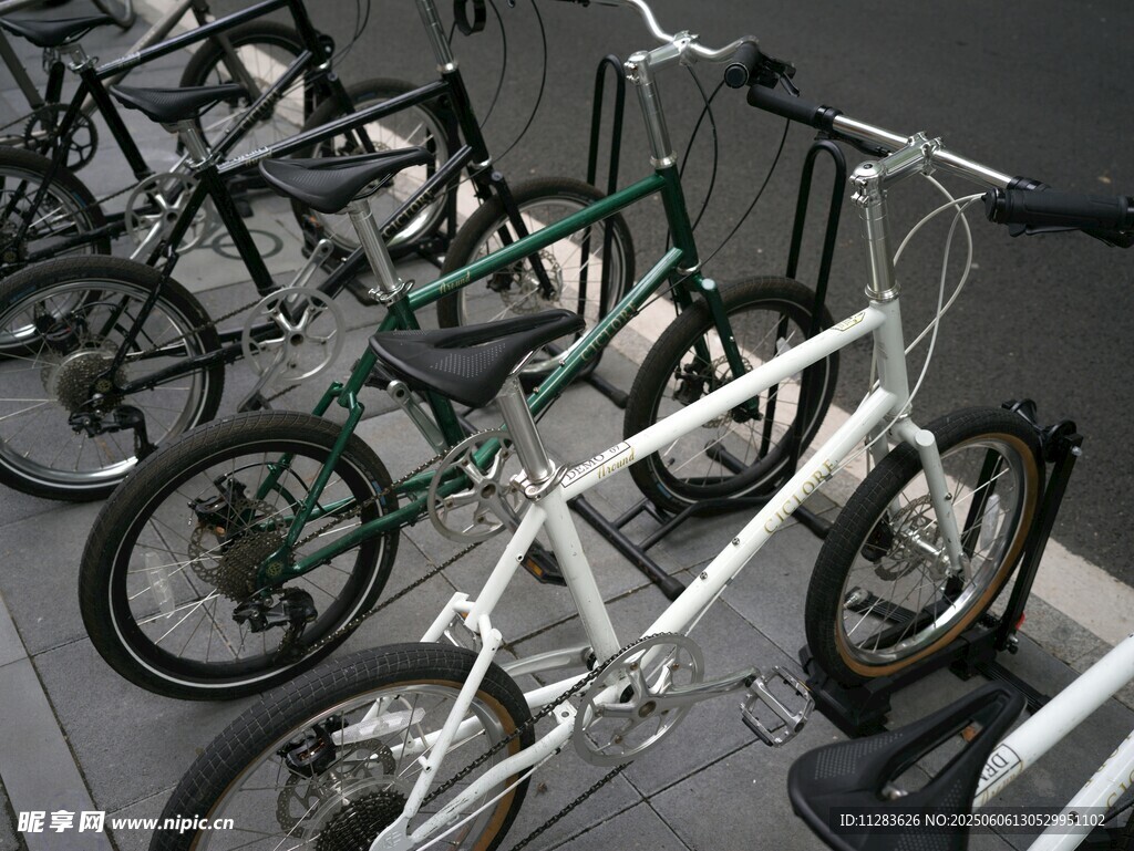 室内停放的多辆自行车