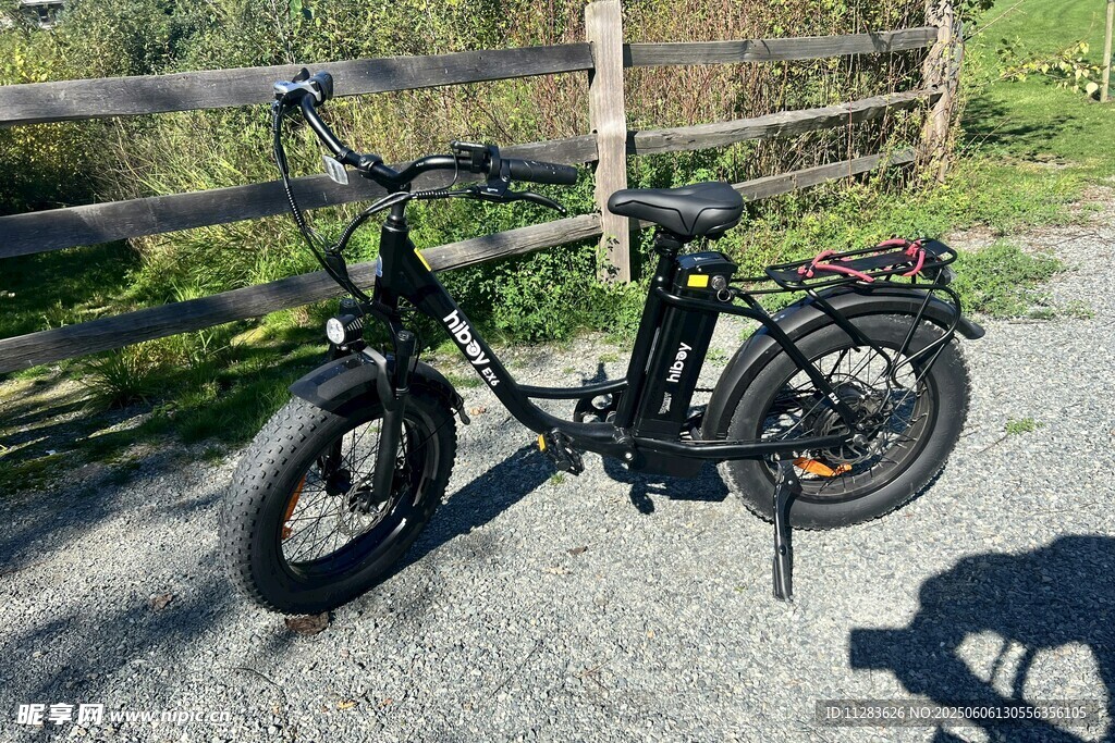户外停放的黑色折叠自行车
