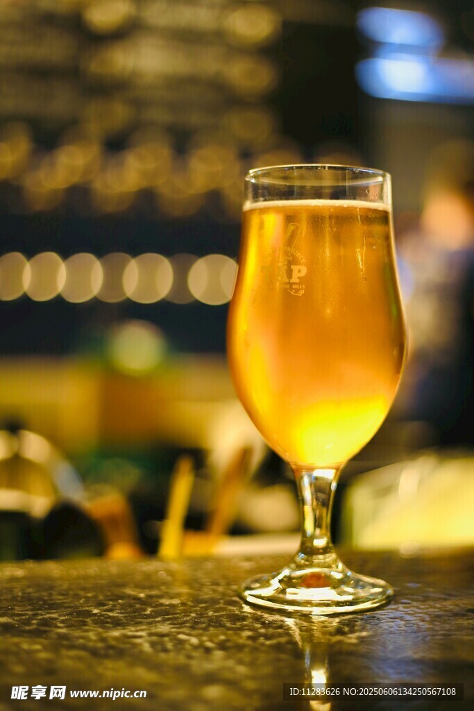 一杯金黄啤酒