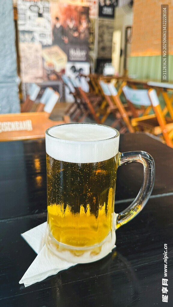 桌上的一杯鲜啤酒