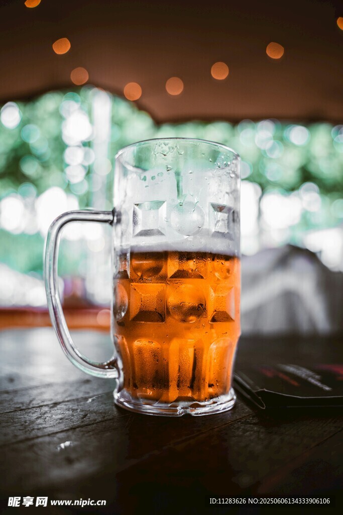桌上的一杯鲜啤酒