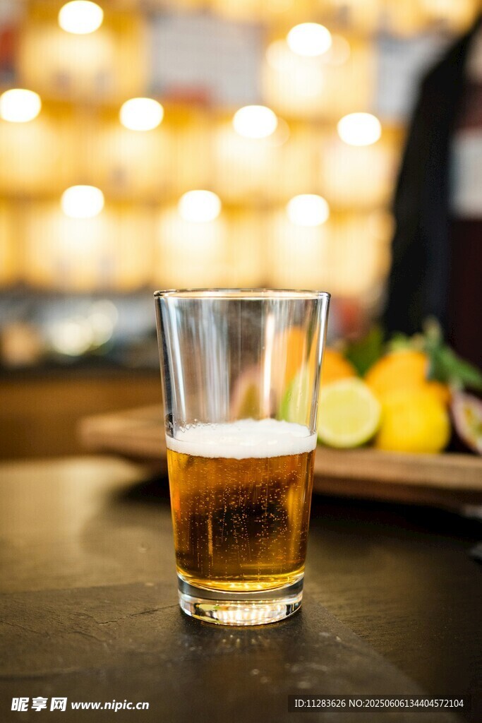 桌上的一杯精酿啤酒