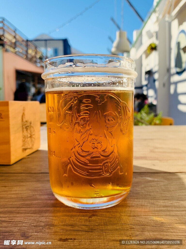 木桌上的一杯金黄啤酒