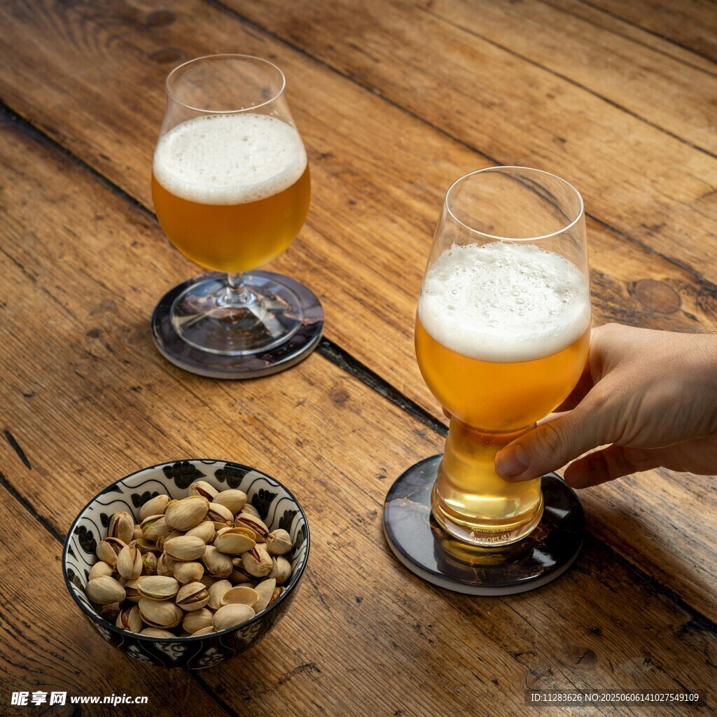 手握啤酒配坚果的惬意时刻