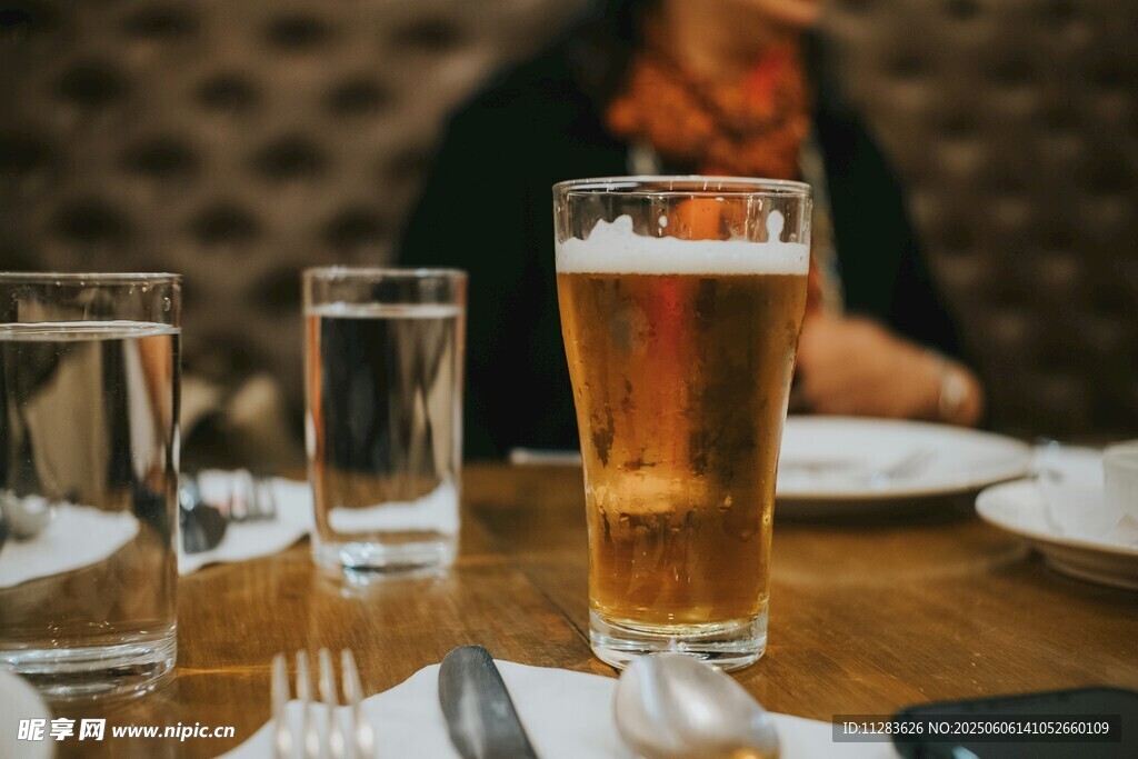 桌上的啤酒与玻璃杯
