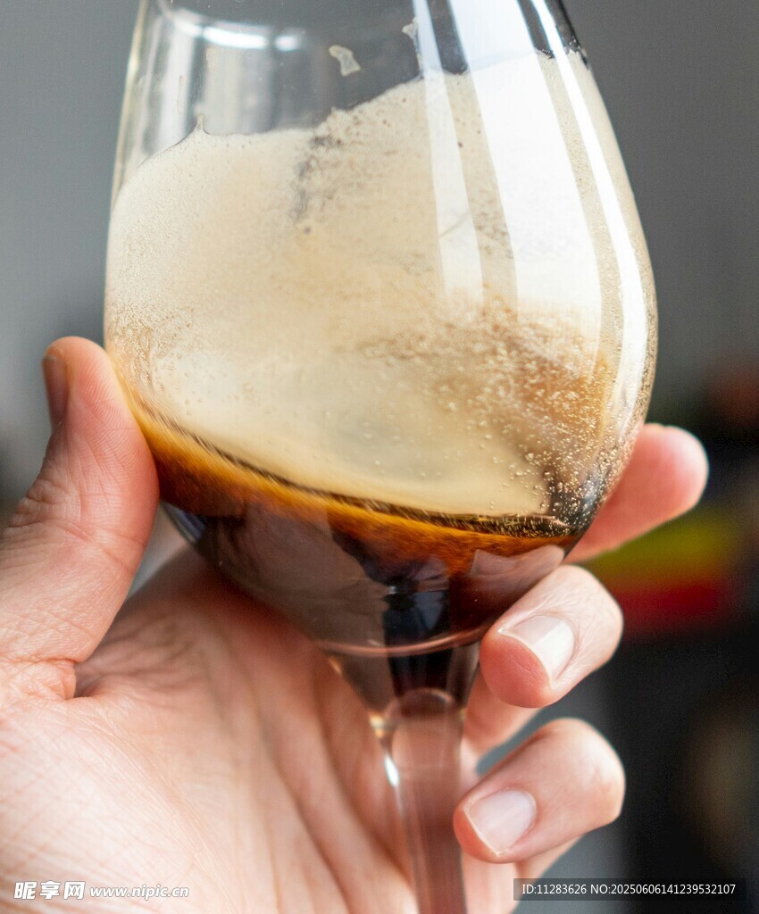 手持酒杯中的分层饮品