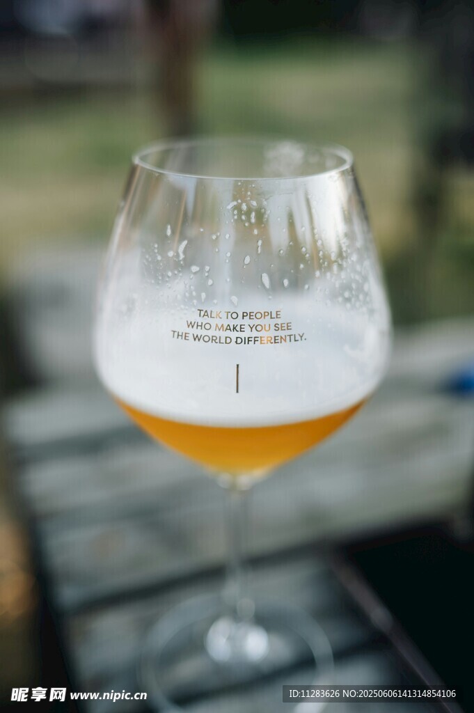 杯中精酿啤酒泡沫丰富