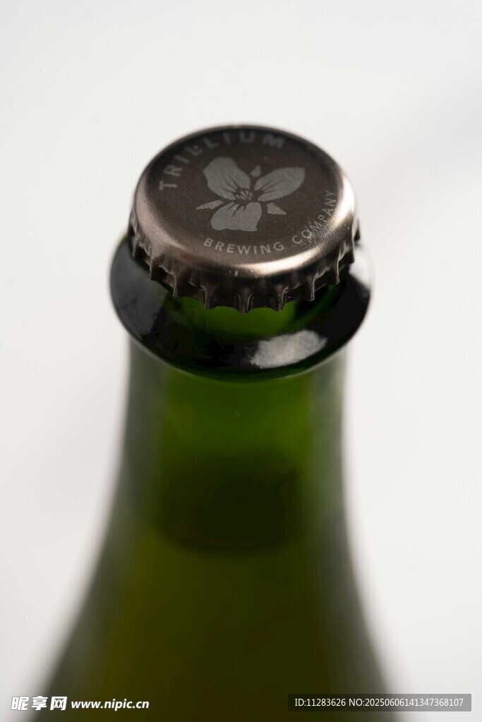 绿色啤酒瓶瓶盖特写