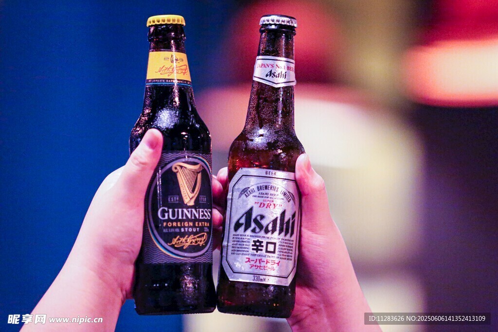 手持双瓶啤酒特写